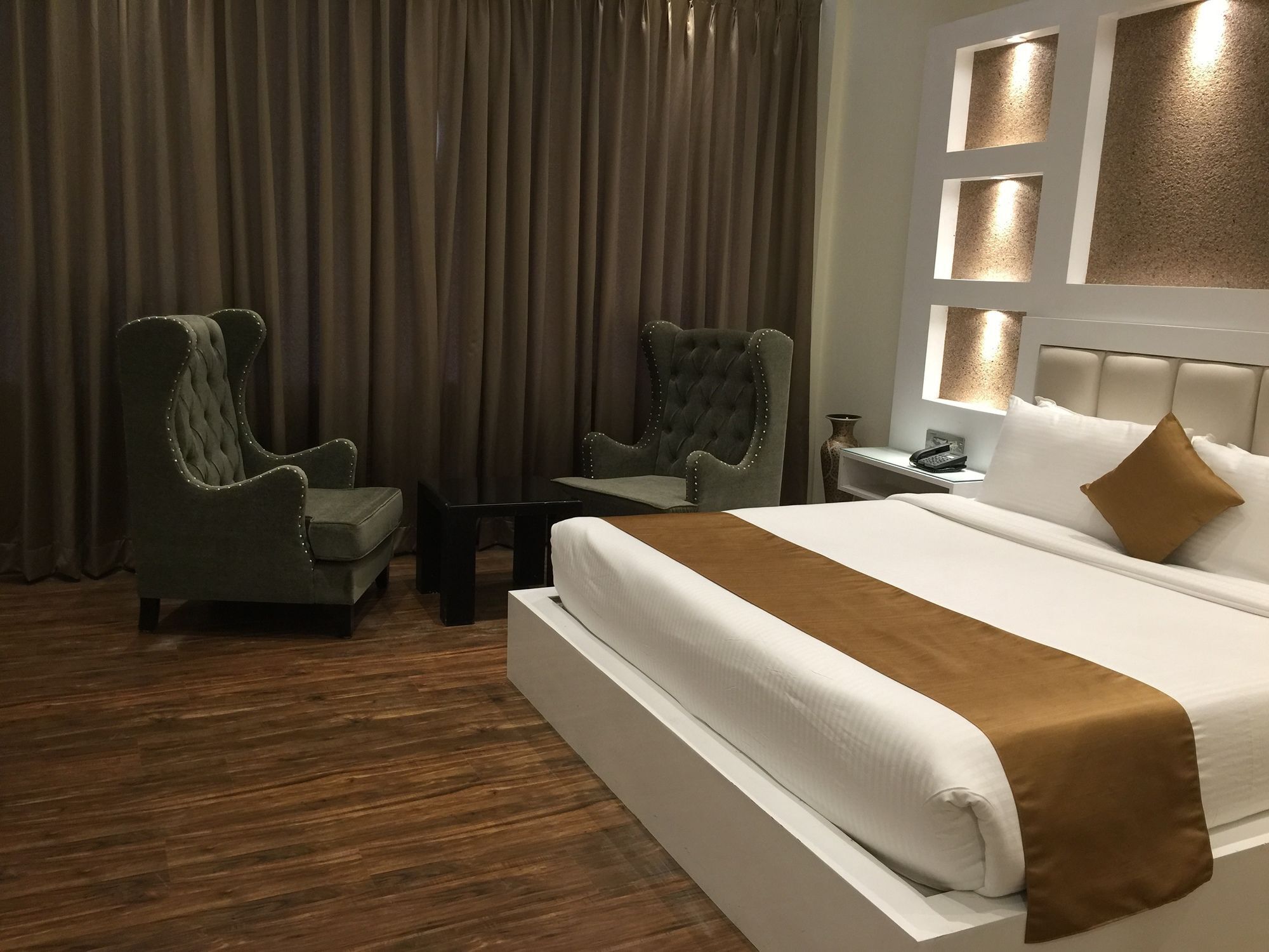 Heritage Luxury Srinagar  Ngoại thất bức ảnh